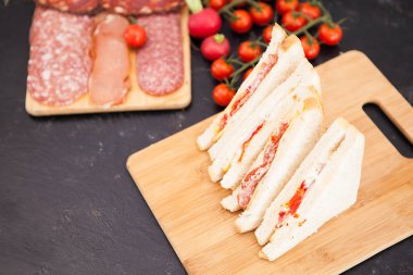 Taze ve lezzetli club sandviç