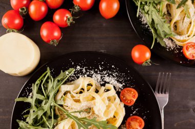 Sağlıklı tagliatelle makarna ile siyah plaka