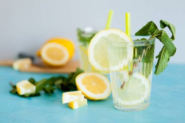 Lezzetli ev yapımı limonata ile iki bardak