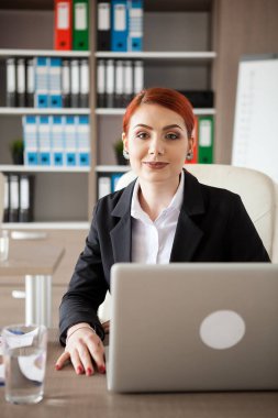 Kızıl saçlı işkadını ofisinde portresi