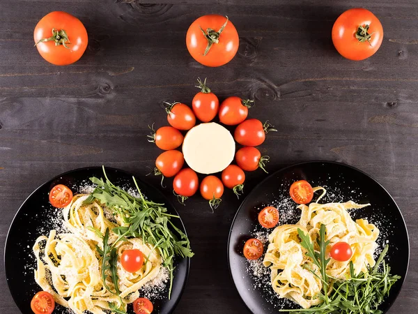 İtalyan makarna parmesan ile
