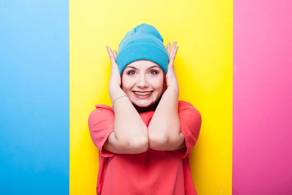 Hipster tonåring i blå hatt ler mot kameran — Stockfoto