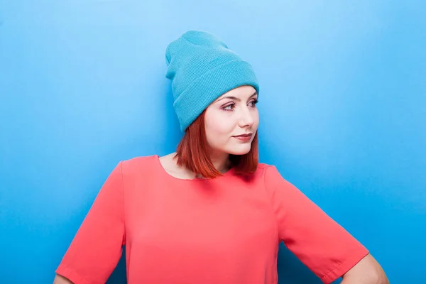 Belle adolescente cool avec chapeau bleu — Photo