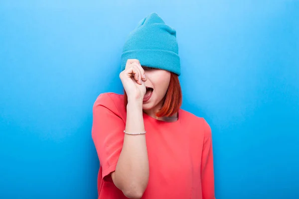 Coole hipster meisje draagt een blauwe hoed — Stockfoto