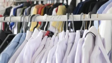 Askıları ile kadın iş elbisesi
