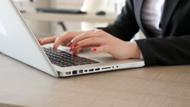 De fuera de foco a en el foco de las manos de la mujer de negocios escribiendo rápido en el ordenador portátil — Vídeos de Stock