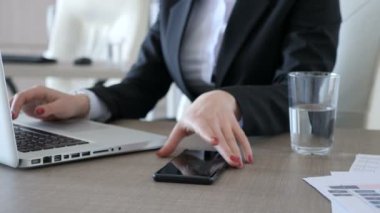 Dizüstü bilgisayarda yazarken bir telefon cevap işkadını eller