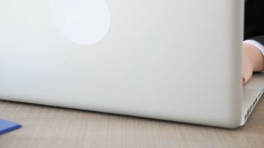 Kulaklık üzerinden ses ve hoparlör kabloları laptop içine kadın takılan