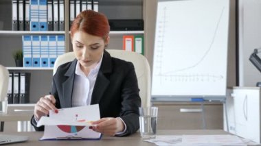 Güzel kızıl saçlı işkadını evrak seyir ofiste onun masasında