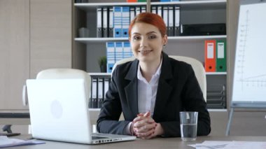 Kameranın kendinden emin işkadını gülümsüyor
