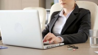 İşkadını elbiseli laptop ses ve mikrofon kabloları bağlantısı