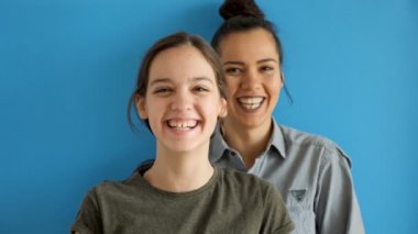 Genç kız ayakta ön sırada oldes onu arkadan benimsemiş