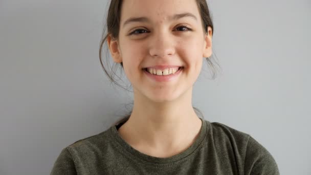 Portrét roztomilé dospívající dívka smích baneru na šedém pozadí — Stock video