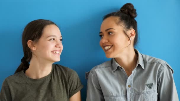 Heureuses sœurs plus jeunes et plus âgées riant et s'embrassant — Video