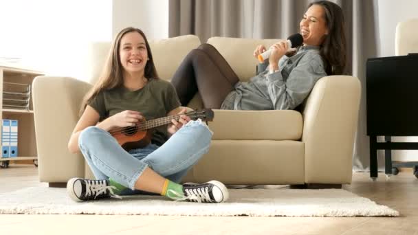 Dos amigas felices divirtiéndose mucho — Vídeo de stock