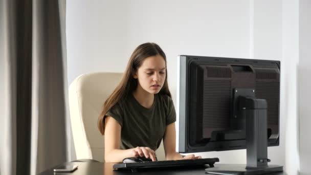 Tonårig flicka förstår inte något på datorn — Stockvideo