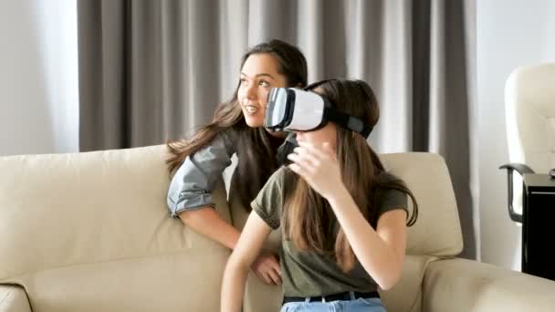 Deux sœurs s'amusent avec un casque de réalité virtuelle — Video