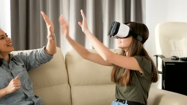 Tizenéves lány mellett nagyobb nővére a Vr fülhallgató — Stock videók