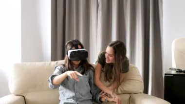 Oturma odasında çok eğlenceli sahip iki kız kardeş