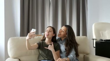 Kanepede bir selfie alarak en küçük ve büyük kız kardeşi