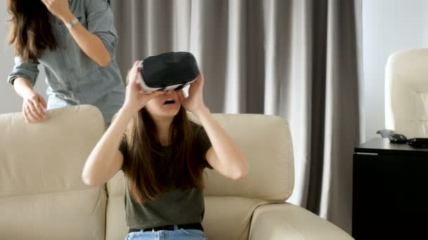 Teenager-Mädchen erlebt Virtual Reality zu Hause — Stockvideo