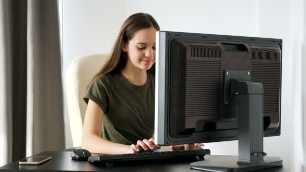 在电脑键盘上打字的年轻少女 — 图库视频影像