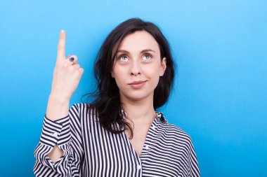 İşaret ve ararken kadın