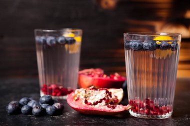 Organik berried yapılan Detoks suyu ve nar ile gözlük