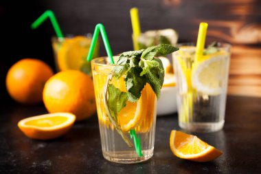 Gözlük ile dilim portakal ve limon içindeki doğal su ile