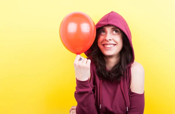 Feliz mujer sonriente con un balón en las manos — Foto de Stock