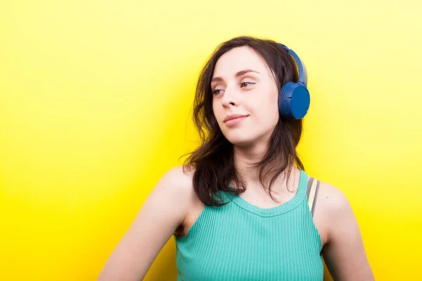 Jovem mulher moderna ouvindo música — Fotografia de Stock