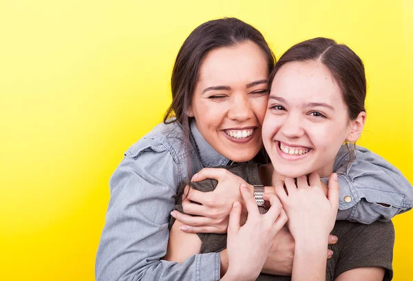 Große Schwester umarmt die Jüngere — Stockfoto