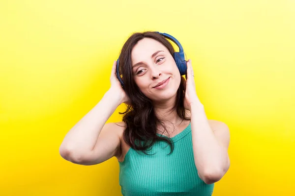 Feliz sorrindo mulher ouvindo música — Fotografia de Stock