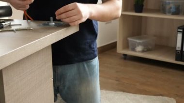 Adam evinde mobilya montaj