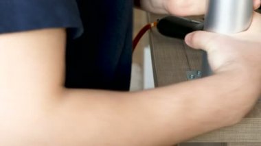 Tablo bir metal ayak gevşeterek adam eller