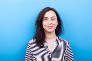 mavi arka plan üzerinde gülümseyen kız