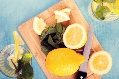 İki bardak limonata ile yanında taze kesilmiş limon Üstten Görünüm