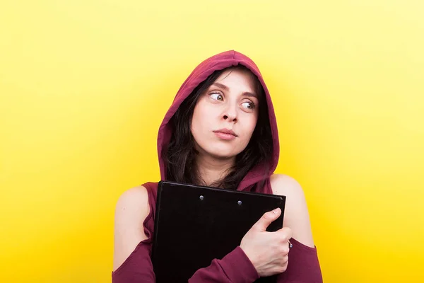 Studente tiene una cartella nera in mano — Foto Stock