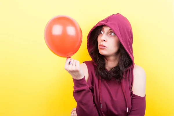 Kobieta co głupie twarze z ballon w ręce — Zdjęcie stockowe
