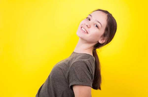 Portret van gelukkig lachend tienermeisje — Stockfoto