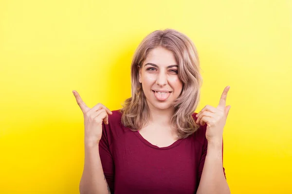 Silly kvinna som pekar med hennes fingrar — Stockfoto