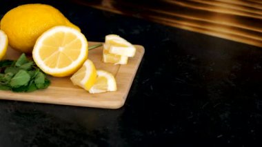 Bir ahşap tahta ve ev yapımı limonata ile iki bardak limon