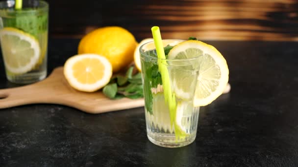 Vitaminwasser mit Limonade und Minze — Stockvideo