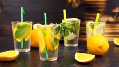 Dört bardak limonata ve portakal suyu ile