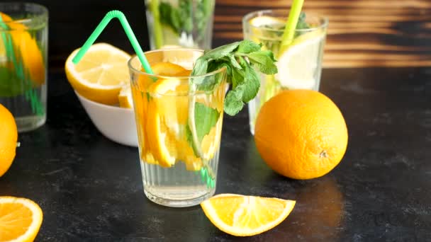 オレンジとミントのスライスとビタミン水 — ストック動画