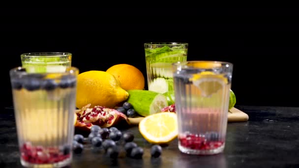 Detox water en vers gesneden groenten en fruit — Stockvideo