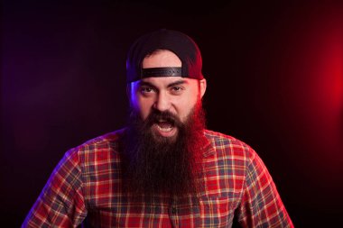 Kızgın ifade hipster adam siyah arka plan üzerine sakallı