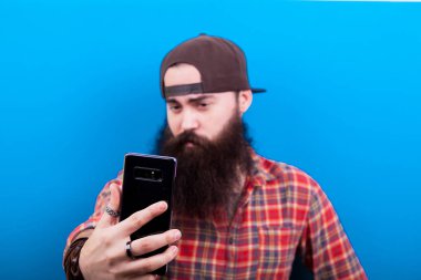 Bir selfie alarak uzun sakallı hippi adam