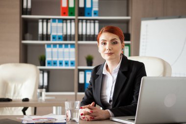 Güzel kızıl saçlı işkadını ofisinde