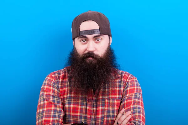 Портрет счастливого бородатого хипстера — стоковое фото